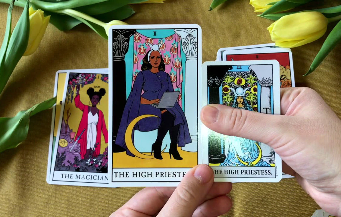 کارت The High Priestess از تاروت جادوگر مدرن (Modern Witch Tarot)